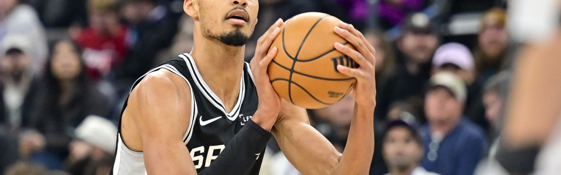 米乐M6-2米24的后卫怎么防？文班三分线外大幅变向 晃开加福德转身跳投